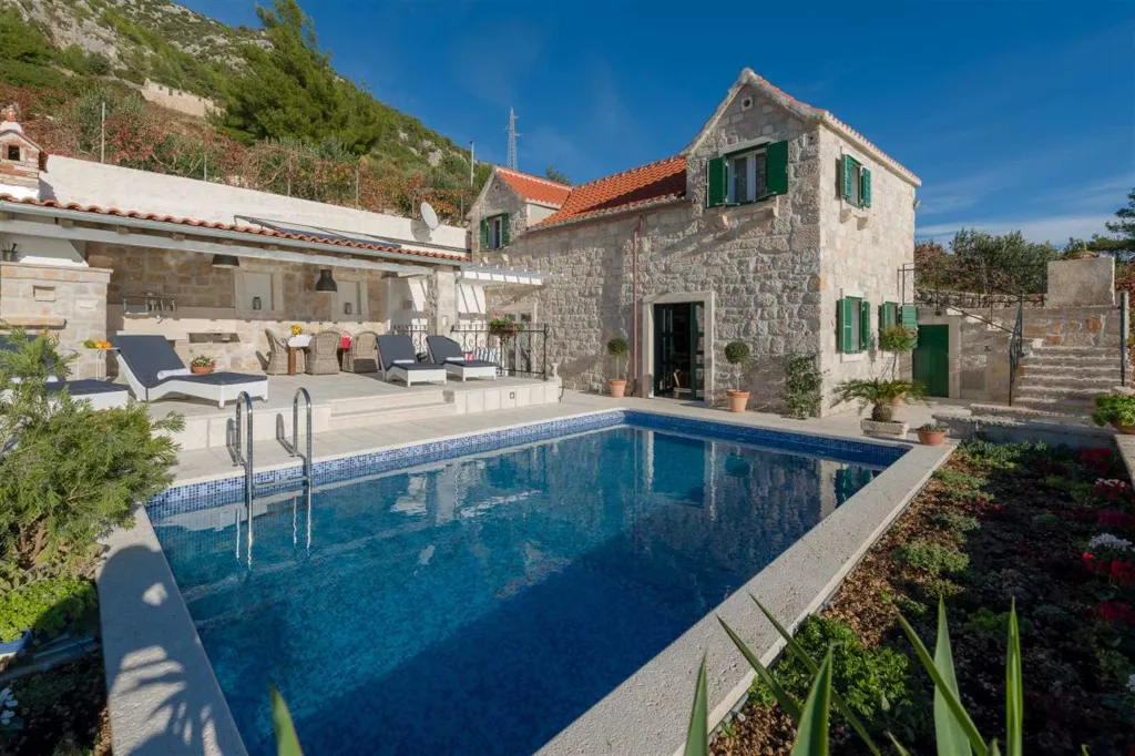 3-Bedroom Stone Villa with Pool in Murvica