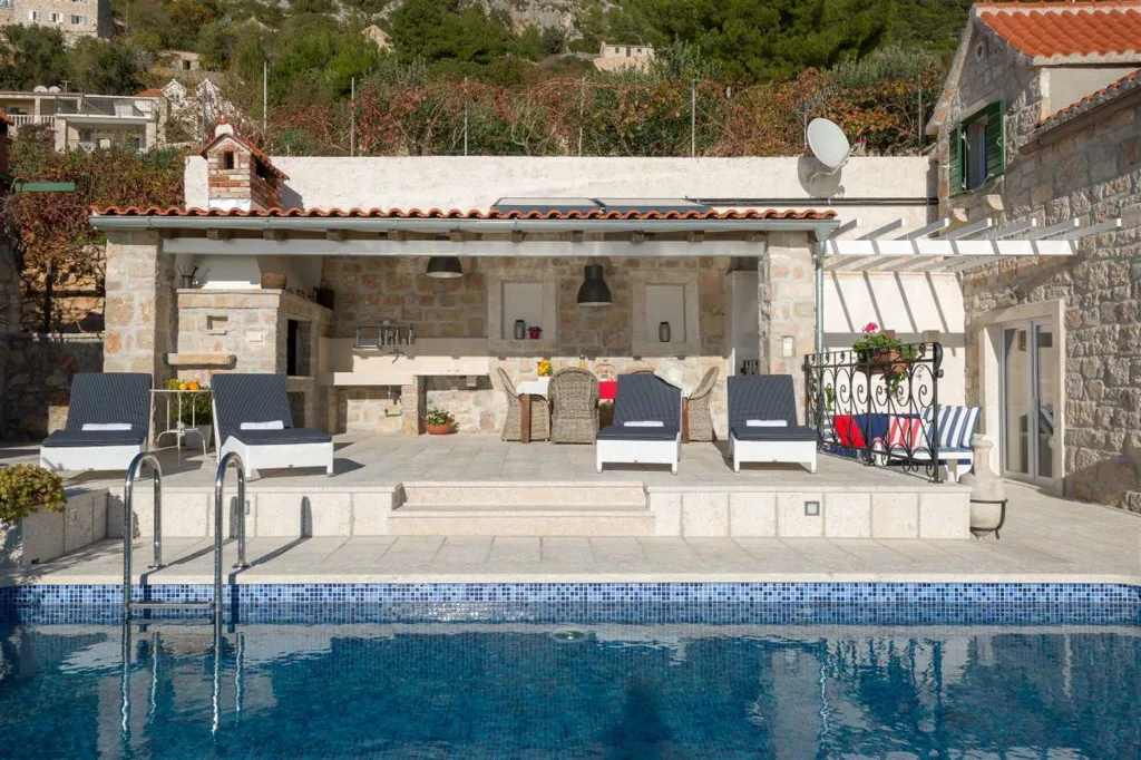3-Bedroom Stone Villa with Pool in Murvica