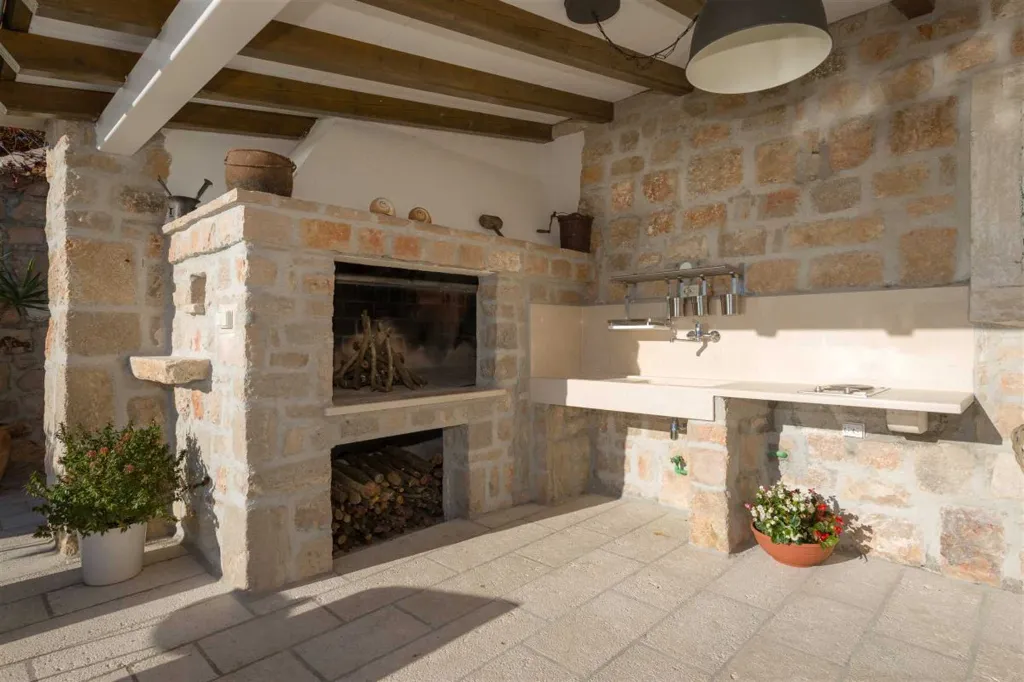 3-Bedroom Stone Villa with Pool in Murvica