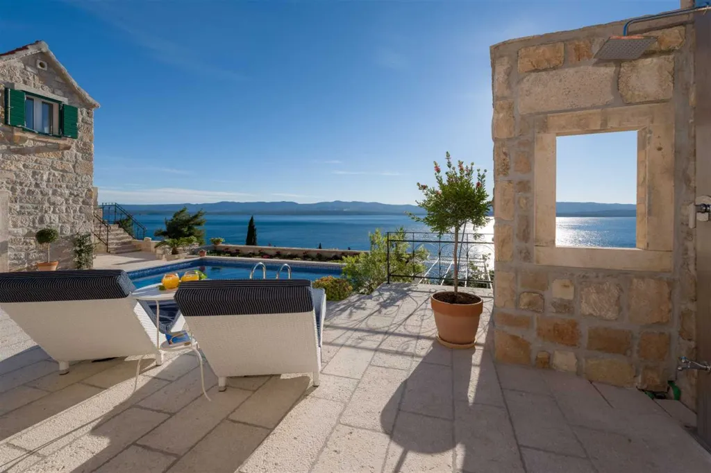 3-Bedroom Stone Villa with Pool in Murvica