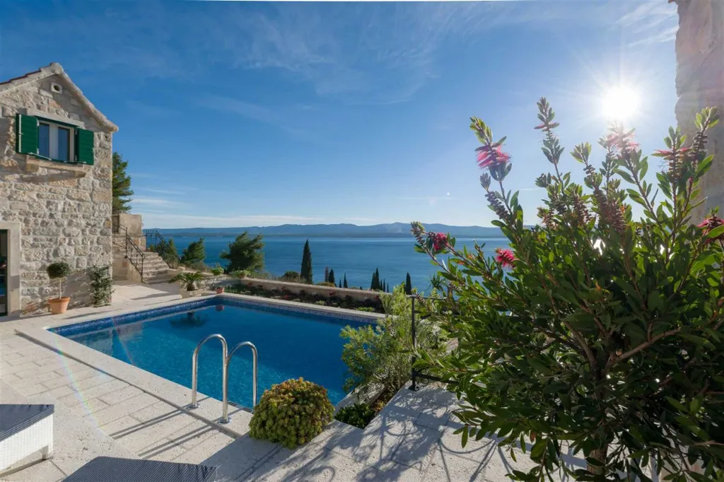 3-Bedroom Stone Villa with Pool in Murvica