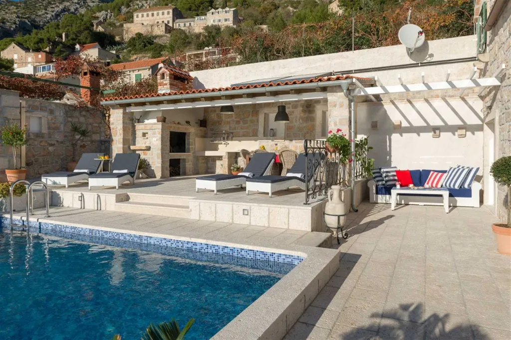 3-Bedroom Stone Villa with Pool in Murvica