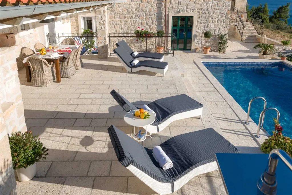 3-Bedroom Stone Villa with Pool in Murvica