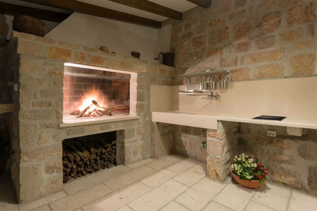 3-Bedroom Stone Villa with Pool in Murvica