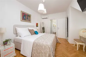 3-Bedroom Stone Villa with Pool in Murvica