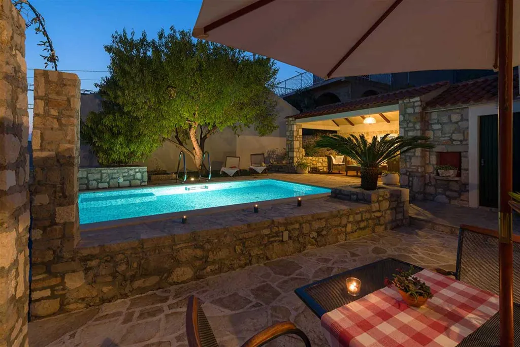 2-Bedroom Villa with Pool in Bol