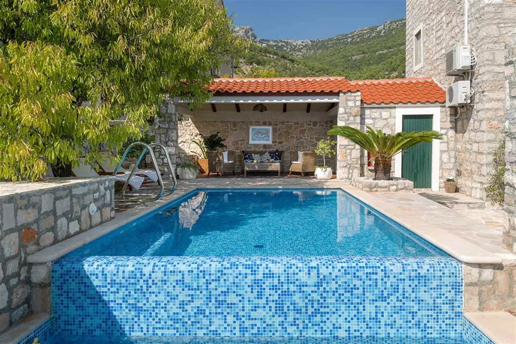 2-Bedroom Villa with Pool in Bol