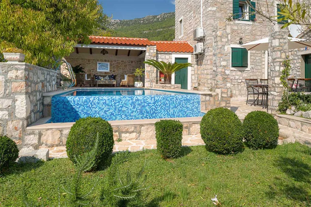 2-Bedroom Villa with Pool in Bol