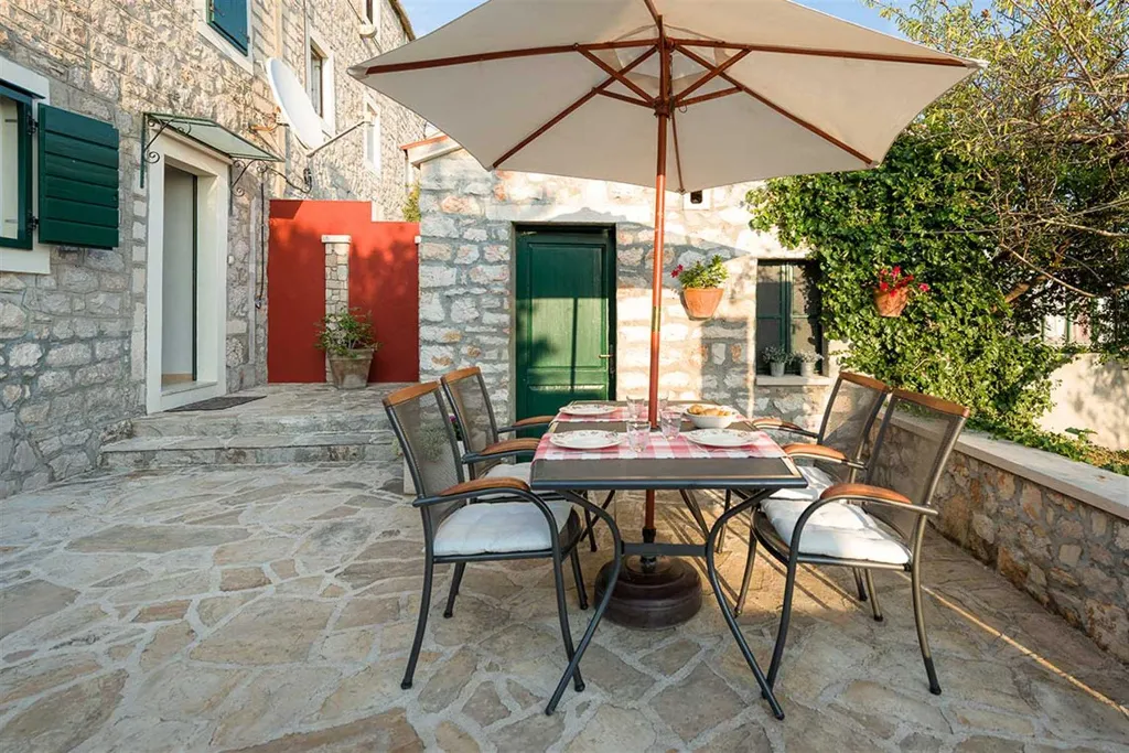 2-Bedroom Villa with Pool in Bol