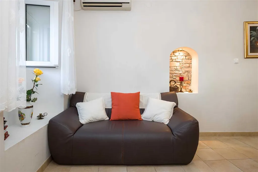 2-Bedroom Villa with Pool in Bol