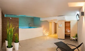 Okrug Gornji 6-Bedroom Villa for 11 Guests