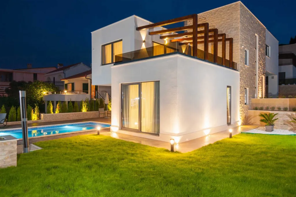 Okrug Gornji 6-Bedroom Villa for 11 Guests