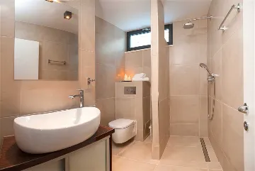 Okrug Gornji 6-Bedroom Villa for 11 Guests