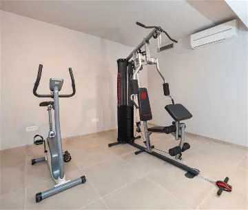 Okrug Gornji 6-Bedroom Villa for 11 Guests