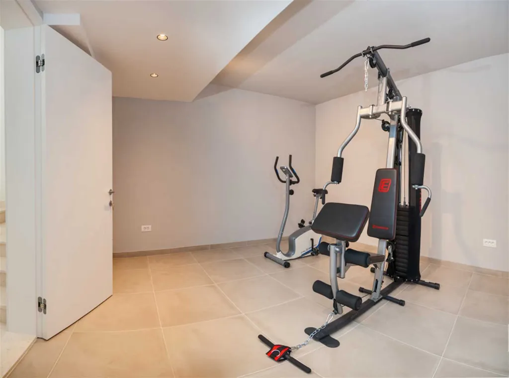 Okrug Gornji 6-Bedroom Villa for 11 Guests