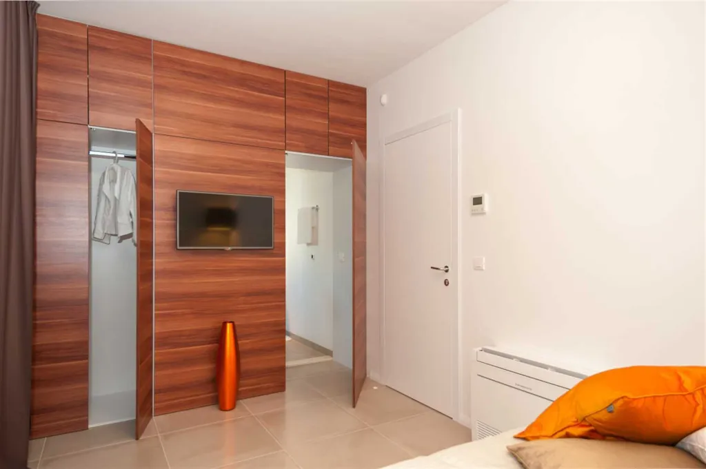 Okrug Gornji 6-Bedroom Villa for 11 Guests