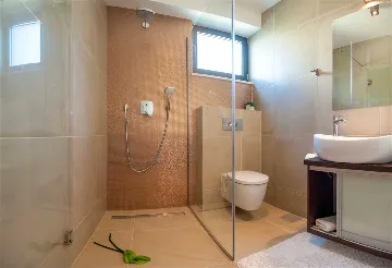 Okrug Gornji 6-Bedroom Villa for 11 Guests