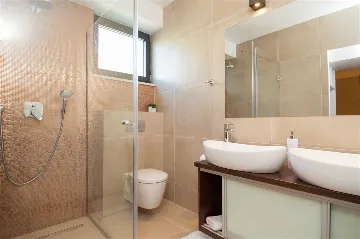 Okrug Gornji 6-Bedroom Villa for 11 Guests