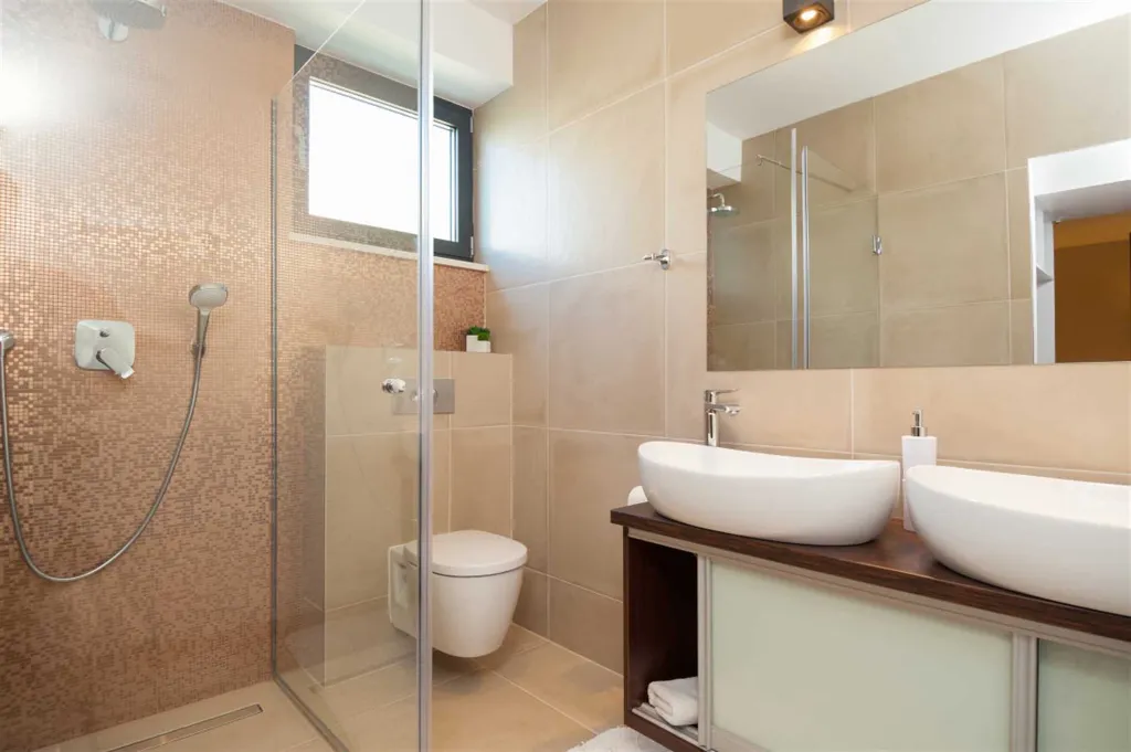 Okrug Gornji 6-Bedroom Villa for 11 Guests