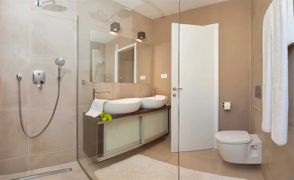 Okrug Gornji 6-Bedroom Villa for 11 Guests