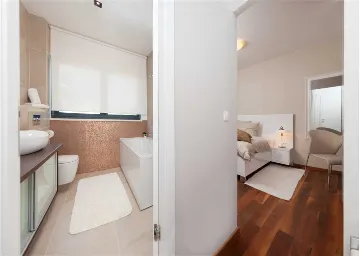 Okrug Gornji 6-Bedroom Villa for 11 Guests