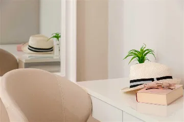 Okrug Gornji 6-Bedroom Villa for 11 Guests