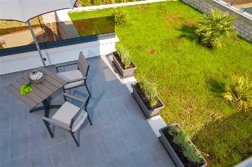 Okrug Gornji 6-Bedroom Villa for 11 Guests