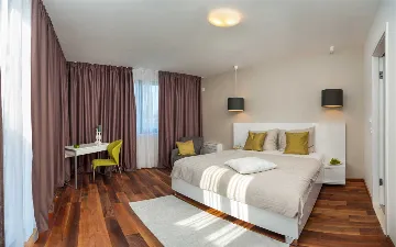 Okrug Gornji 6-Bedroom Villa for 11 Guests