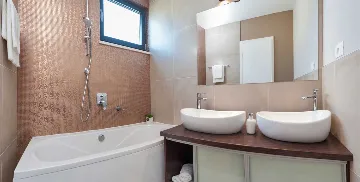 Okrug Gornji 6-Bedroom Villa for 11 Guests