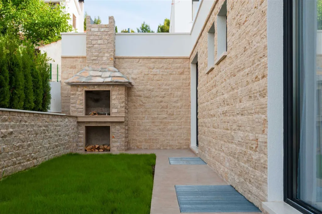 Okrug Gornji 6-Bedroom Villa for 11 Guests