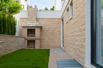 Okrug Gornji 6-Bedroom Villa for 11 Guests