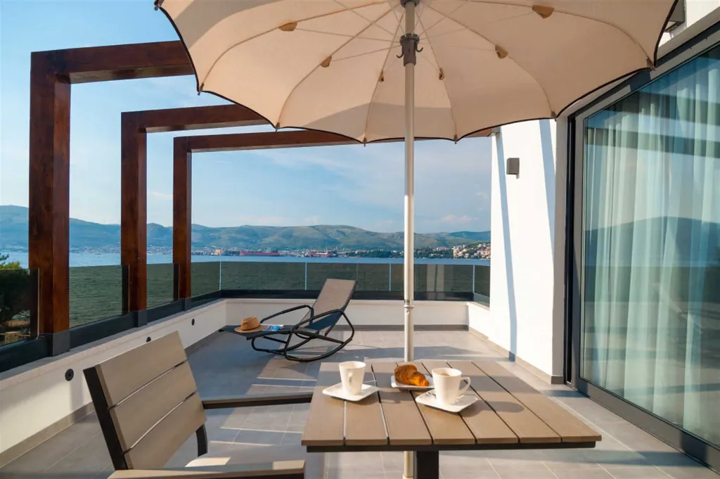 Okrug Gornji 6-Bedroom Villa for 11 Guests
