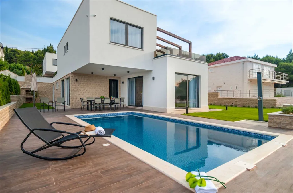 Okrug Gornji 6-Bedroom Villa for 11 Guests