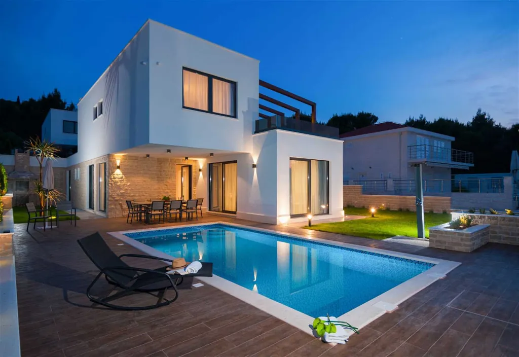 Okrug Gornji 6-Bedroom Villa for 11 Guests