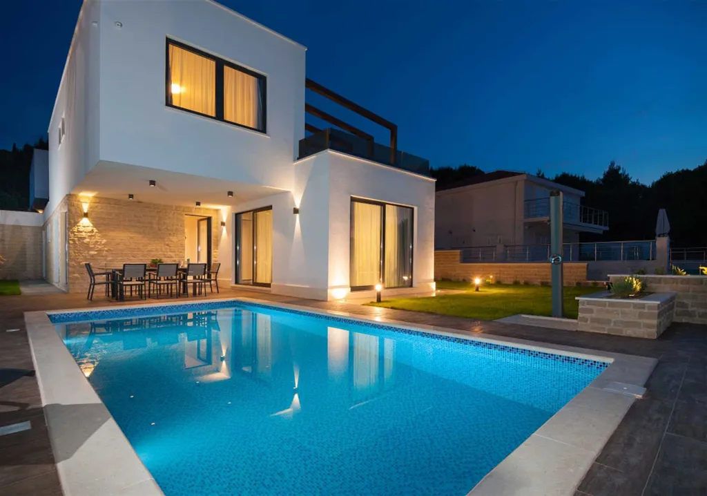 Okrug Gornji 6-Bedroom Villa for 11 Guests