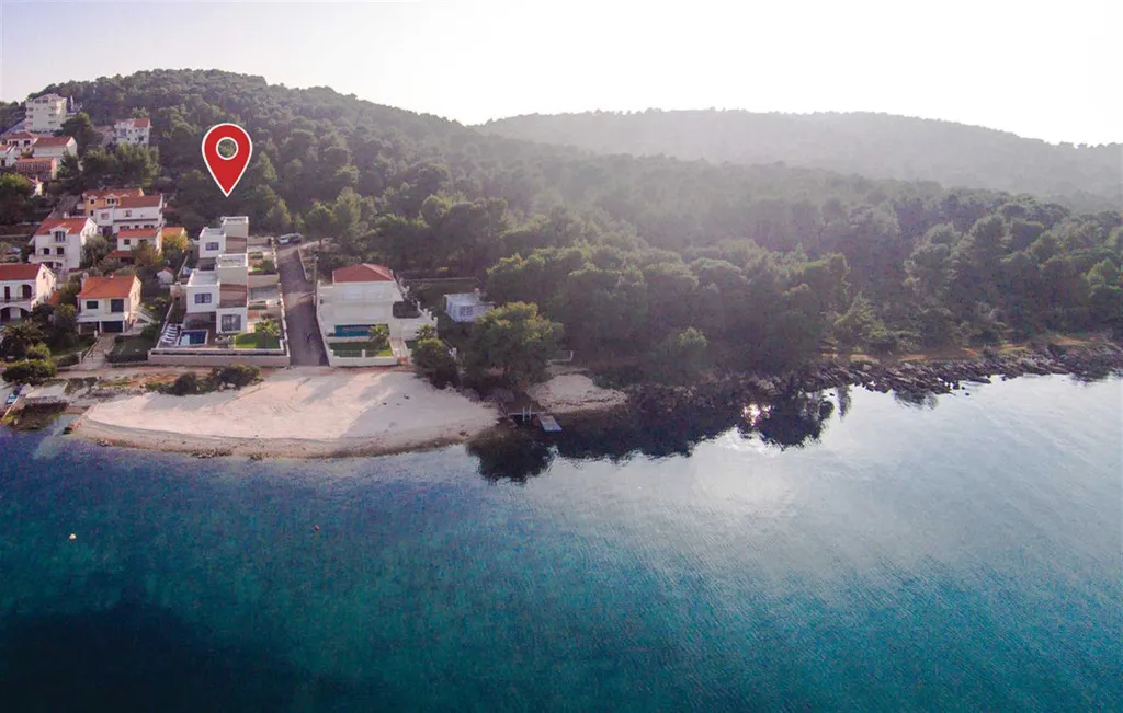Okrug Gornji 6-Bedroom Villa for 11 Guests