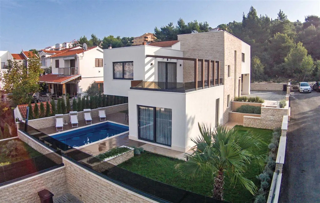 Okrug Gornji 6-Bedroom Villa for 11 Guests