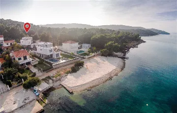 Okrug Gornji 6-Bedroom Villa for 11 Guests