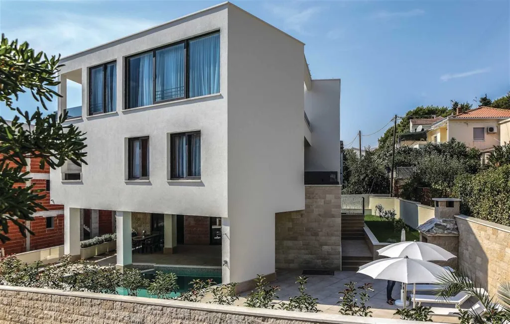 Air-Conditioned Villa for 14 Guests in Okrug Donji