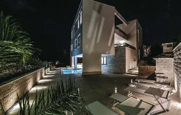 Air-Conditioned Villa for 14 Guests in Okrug Donji