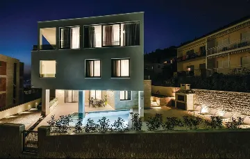 Air-Conditioned Villa for 14 Guests in Okrug Donji