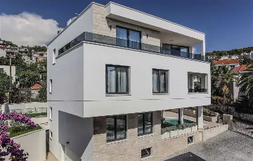 Air-Conditioned Villa for 14 Guests in Okrug Donji