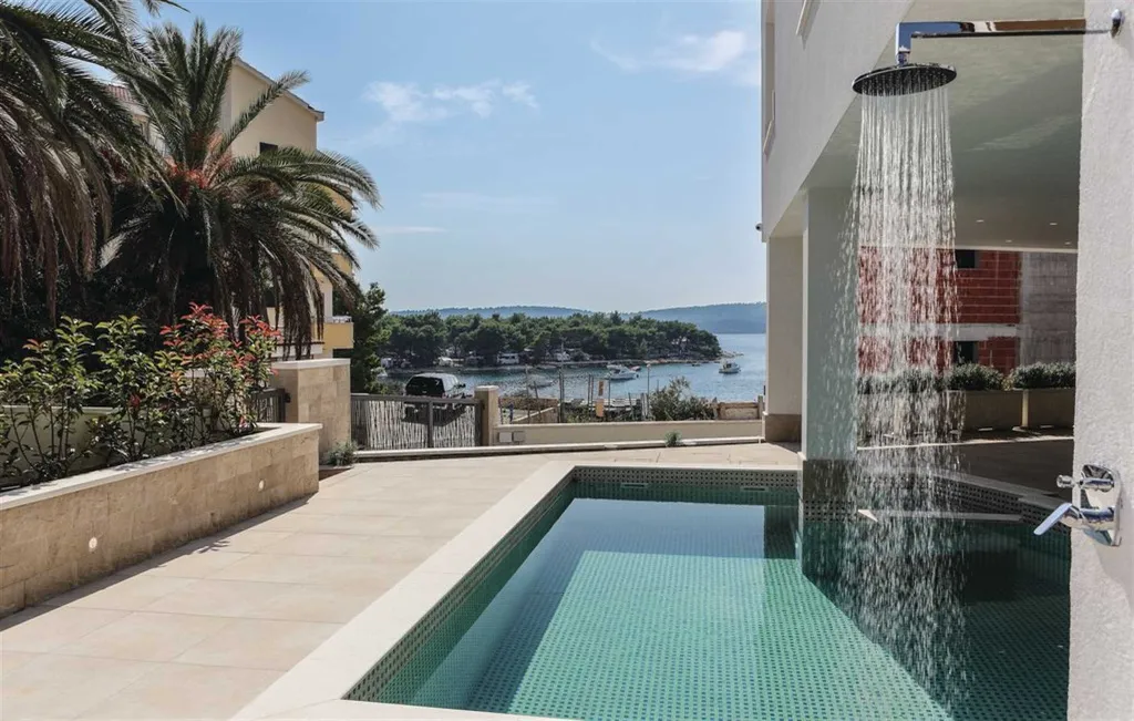 Air-Conditioned Villa for 14 Guests in Okrug Donji