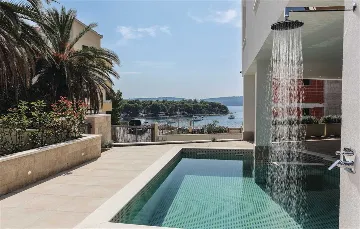 Air-Conditioned Villa for 14 Guests in Okrug Donji