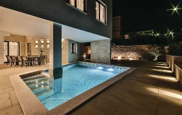 Air-Conditioned Villa for 14 Guests in Okrug Donji