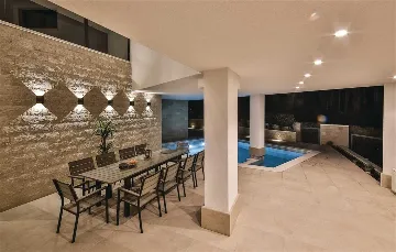 Air-Conditioned Villa for 14 Guests in Okrug Donji