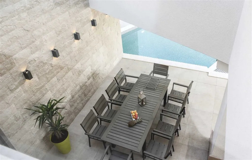 Air-Conditioned Villa for 14 Guests in Okrug Donji