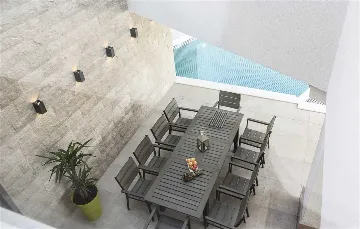 Air-Conditioned Villa for 14 Guests in Okrug Donji