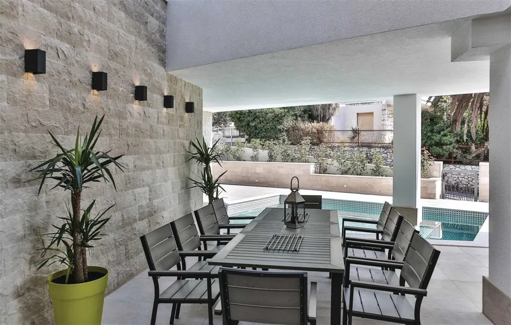 Air-Conditioned Villa for 14 Guests in Okrug Donji