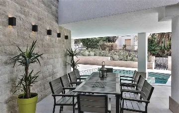 Air-Conditioned Villa for 14 Guests in Okrug Donji